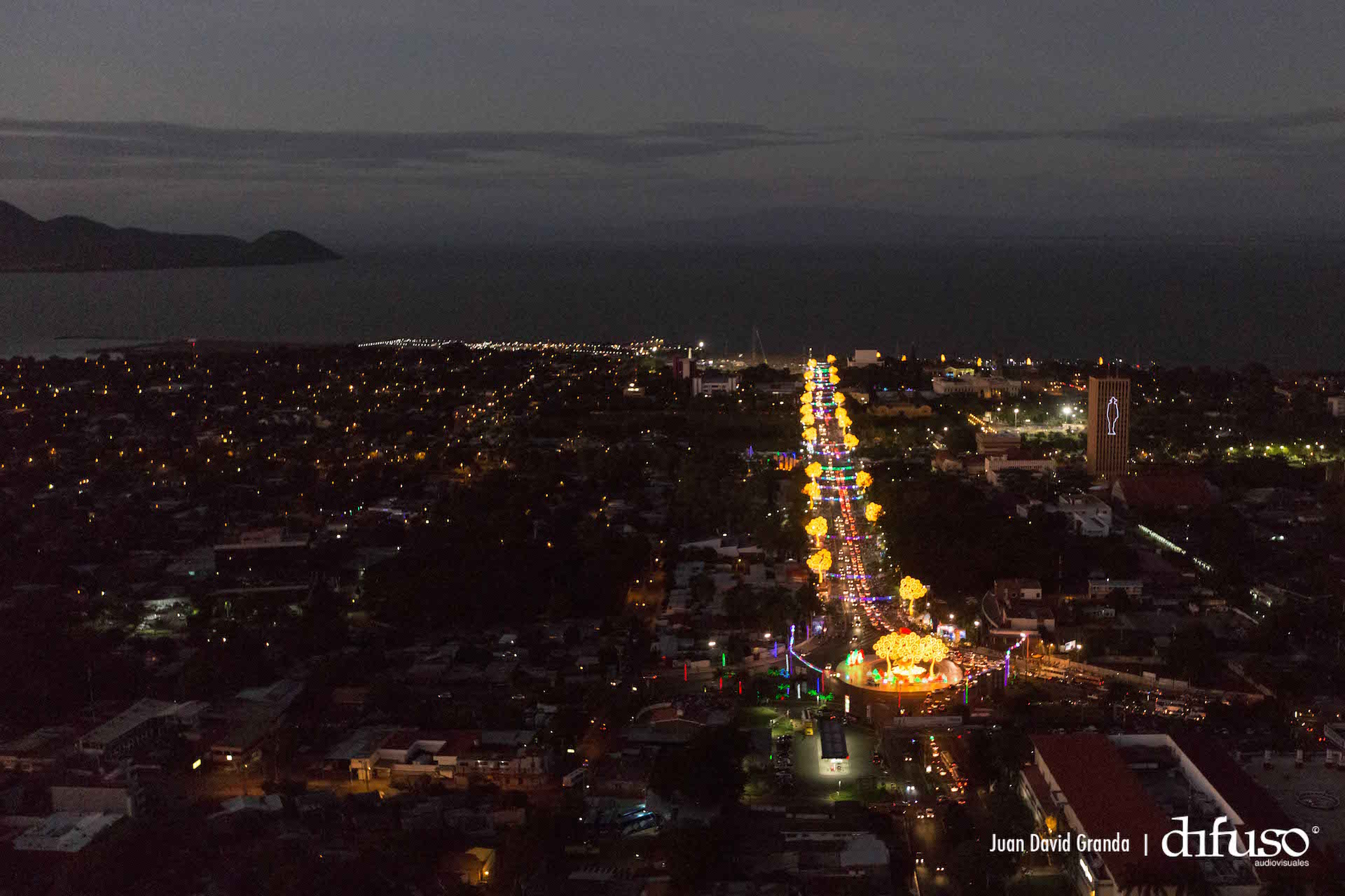 Luces de Vida, Amor y Esperanza iluminan Avenida de Bolívar a Chávez