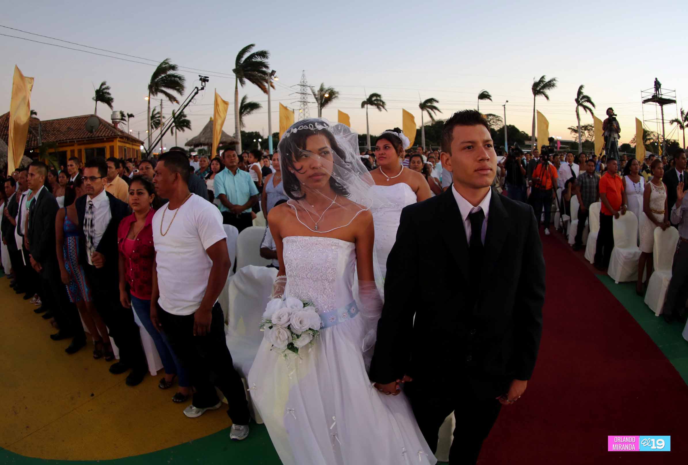 400 parejas se dan el “sí acepto” en boda masiva de Tu Nueva Radio Ya, image size:2391x1617