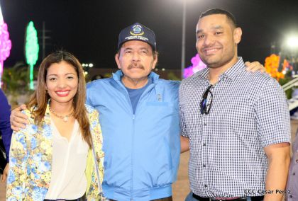 Daniel y Rosario presiden Acto del 37 Aniversario de la Policía Nacional