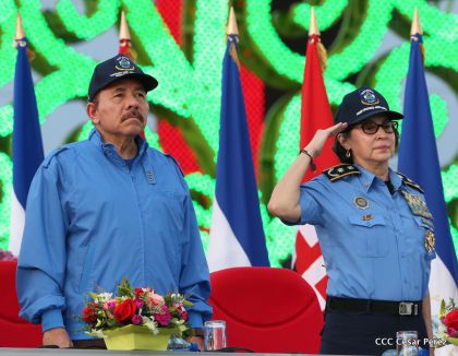 Daniel y Rosario presiden Acto del 37 Aniversario de la Policía Nacional