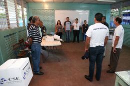Población comienza a llegar a los centros de votación de todo el país