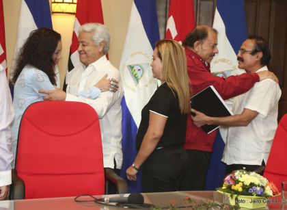 Daniel y Rosario reciben credenciales de Presidente y Vicepresidenta de Nicaragua
