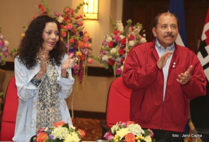 Daniel y Rosario reciben credenciales de Presidente y Vicepresidenta de Nicaragua