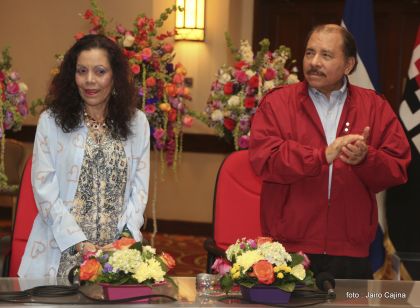 Daniel y Rosario reciben credenciales de Presidente y Vicepresidenta de Nicaragua