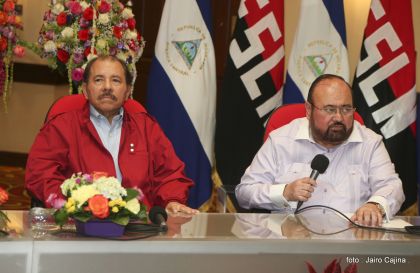 Daniel y Rosario reciben credenciales de Presidente y Vicepresidenta de Nicaragua