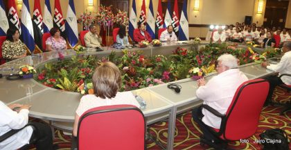 Daniel y Rosario reciben credenciales de Presidente y Vicepresidenta de Nicaragua