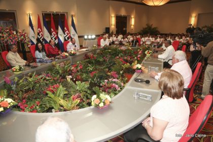 Daniel y Rosario reciben credenciales de Presidente y Vicepresidenta de Nicaragua