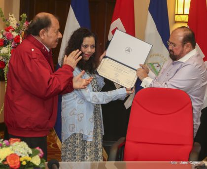 Daniel y Rosario reciben credenciales de Presidente y Vicepresidenta de Nicaragua