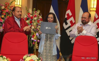 Daniel y Rosario reciben credenciales de Presidente y Vicepresidenta de Nicaragua