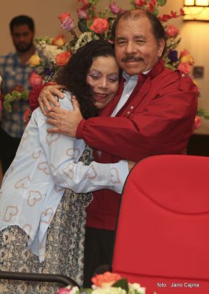 Daniel y Rosario reciben credenciales de Presidente y Vicepresidenta de Nicaragua