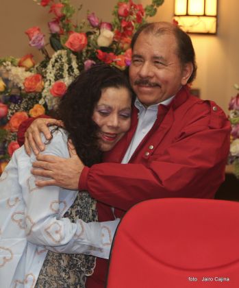 Daniel y Rosario reciben credenciales de Presidente y Vicepresidenta de Nicaragua