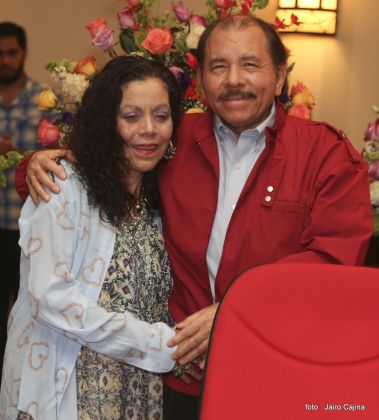 Daniel y Rosario reciben credenciales de Presidente y Vicepresidenta de Nicaragua