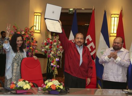 Daniel y Rosario reciben credenciales de Presidente y Vicepresidenta de Nicaragua