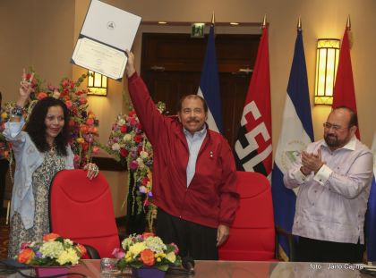 Daniel y Rosario reciben credenciales de Presidente y Vicepresidenta de Nicaragua