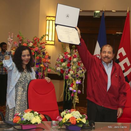 Daniel y Rosario reciben credenciales de Presidente y Vicepresidenta de Nicaragua