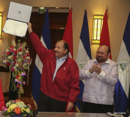 Daniel y Rosario reciben credenciales de Presidente y Vicepresidenta de Nicaragua