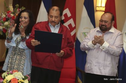 Daniel y Rosario reciben credenciales de Presidente y Vicepresidenta de Nicaragua
