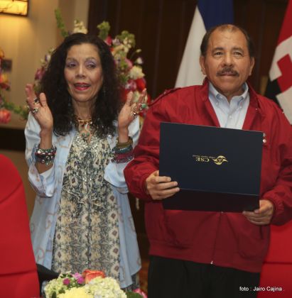 Daniel y Rosario reciben credenciales de Presidente y Vicepresidenta de Nicaragua