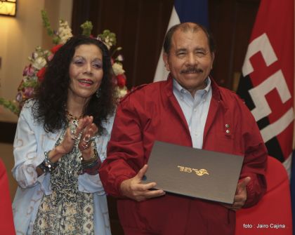 Daniel y Rosario reciben credenciales de Presidente y Vicepresidenta de Nicaragua