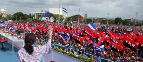 Rosario y Daniel celebran junto al pueblo 38 años de Revolución