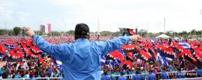 Rosario y Daniel celebran junto al pueblo 38 años de Revolución