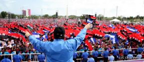 Rosario y Daniel celebran junto al pueblo 38 años de Revolución