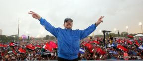 Rosario y Daniel celebran junto al pueblo 38 años de Revolución