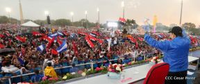 Rosario y Daniel celebran junto al pueblo 38 años de Revolución