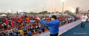 Rosario y Daniel celebran junto al pueblo 38 años de Revolución