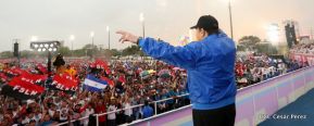Rosario y Daniel celebran junto al pueblo 38 años de Revolución
