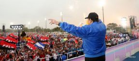 Rosario y Daniel celebran junto al pueblo 38 años de Revolución