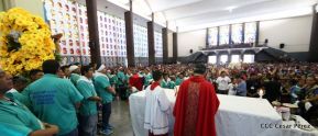 Miles de fieles acompañan a Santo Domingo en su regreso a Las Sierritas