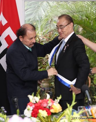Daniel y Rosario otorgan orden Ejército de Nicaragua” a Ministro de Defensa de Taiwán