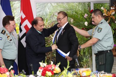 Daniel y Rosario otorgan orden Ejército de Nicaragua” a Ministro de Defensa de Taiwán