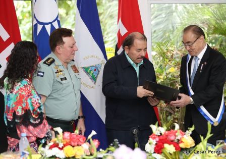 Daniel y Rosario otorgan orden Ejército de Nicaragua” a Ministro de Defensa de Taiwán