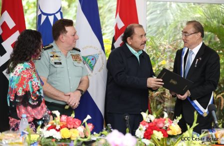 Daniel y Rosario otorgan orden Ejército de Nicaragua” a Ministro de Defensa de Taiwán