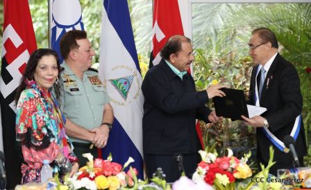 Daniel y Rosario otorgan orden Ejército de Nicaragua” a Ministro de Defensa de Taiwán