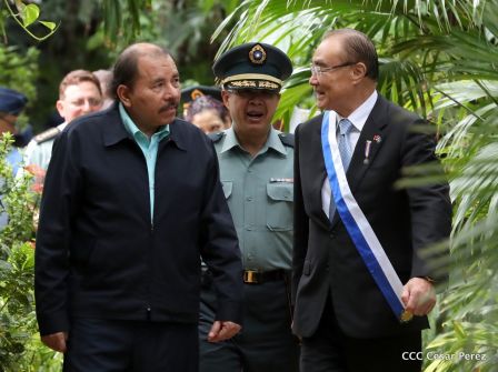 Daniel y Rosario otorgan orden Ejército de Nicaragua” a Ministro de Defensa de Taiwán