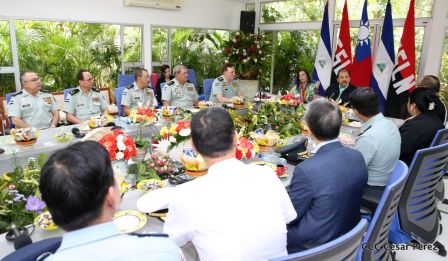 Daniel y Rosario otorgan orden Ejército de Nicaragua” a Ministro de Defensa de Taiwán