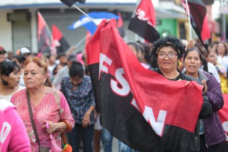 Por Nuestros Héroes del Amor que nos dejaron la obligación de mantener nuestra Nicaragua, Siempre Libre