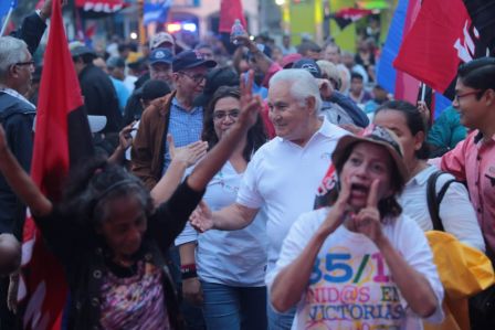 Por Nuestros Héroes del Amor que nos dejaron la obligación de mantener nuestra Nicaragua, Siempre Libre