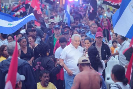 Por Nuestros Héroes del Amor que nos dejaron la obligación de mantener nuestra Nicaragua, Siempre Libre