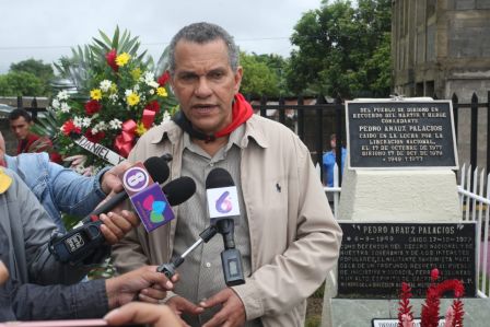 Por Nuestros Héroes del Amor que nos dejaron la obligación de mantener nuestra Nicaragua, Siempre Libre
