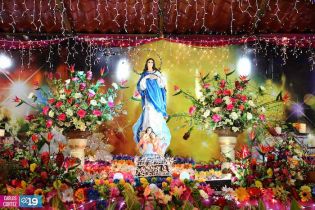 Familias visitan Altares a la Virgen en Avenida de Bolívar a Chávez