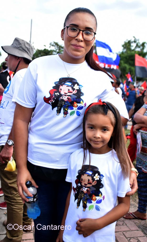 La muchedumbre amorosa y las camisetas 40-19