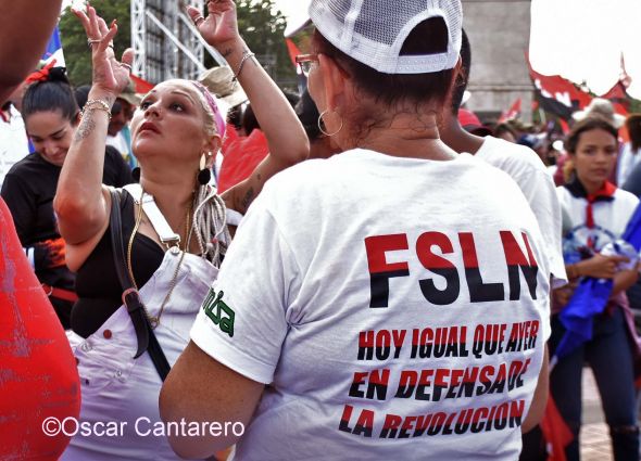 La muchedumbre amorosa y las camisetas 40-19