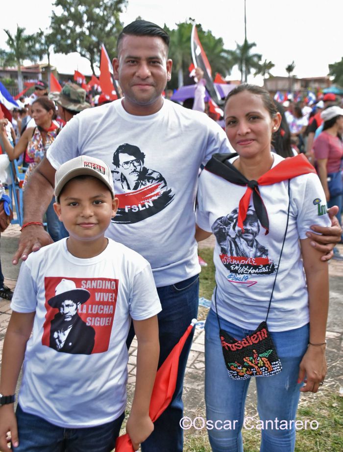 La muchedumbre amorosa y las camisetas 40-19