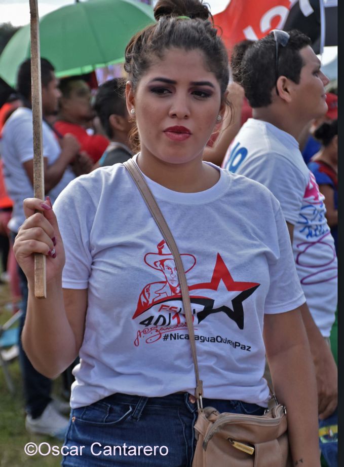 La muchedumbre amorosa y las camisetas 40-19
