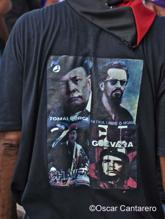 La muchedumbre amorosa y las camisetas 40-19