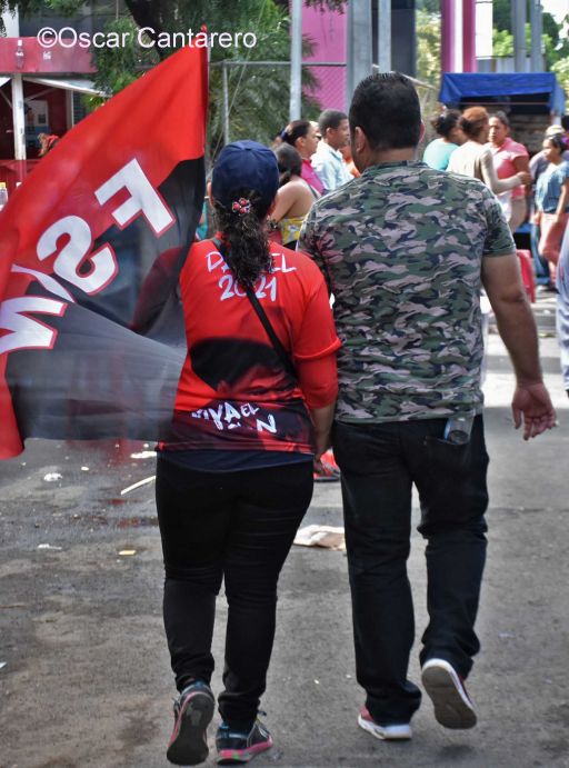 La muchedumbre amorosa y las camisetas 40-19